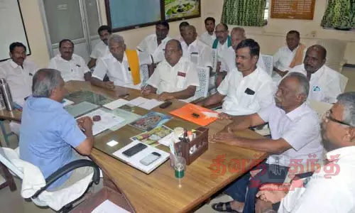 பரம்பிக்குளம் அணையில் மதகு உடைந்து வெளியேறும் தண்ணீர்:  பாசனம், குடிநீருக்கு பிரச்சினை இருக்காது- ஆலோசனை கூட்டத்தில் அதிகாரிகள் தகவல்