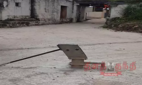 பயன்பாடற்ற அடிபம்பை அகற்றாமல் சிமெண்டு சாலை; ஒப்பந்ததாரருக்கு மக்கள் கடும் கண்டனம்