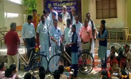 பள்ளி மாணவ-மாணவிகளுக்கு இலவச சைக்கிள் பள்ளி மாணவ-மாணவிகளுக்கு இலவச சைக்கிள்