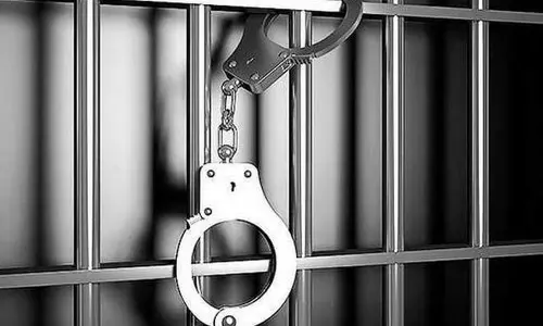 துப்பாக்கி முனையில் டிரைவரை மிரட்டி இரும்பு கம்பிகளுடன் லாரியை கடத்தி சென்ற 4 பேர் கைது