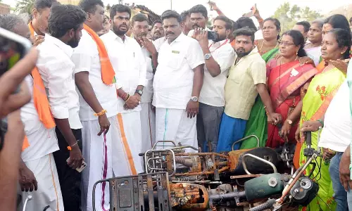 பா.ஜனதா மீதான காழ்ப்புணர்ச்சியில் நிர்வாகியின் வாகனங்கள் எரிப்பு