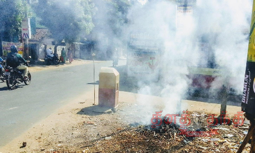 நாகை-திருவாரூர் நெடுஞ்சாலையில் தீ வைத்து எரிக்கப்படுவதால் சுகாதாரக்கேடு நாகை-திருவாரூர் நெடுஞ்சாலையில் தீ வைத்து எரிக்கப்படுவதால் சுகாதாரக்கேடு