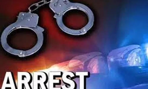 ஈரோட்டில் நிலத்தை அடமானம் வைத்த விவசாயியிடம் ரூ.2 கோடி கந்துவட்டி கேட்டு மிரட்டிய நிதி நிறுவன அதிபர் கைது ஈரோட்டில் நிலத்தை அடமானம் வைத்த விவசாயியிடம் ரூ.2 கோடி கந்துவட்டி கேட்டு மிரட்டிய நிதி நிறுவன அதிபர் கைது