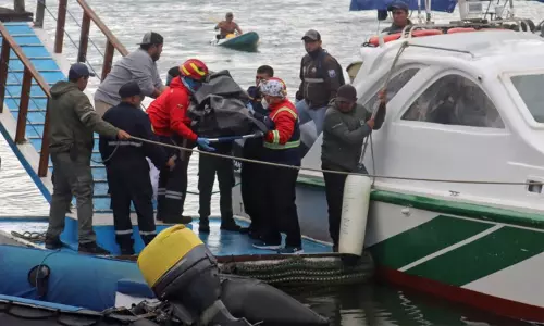 ஈகுவடாரில் சுற்றுலா படகு கடலில் கவிழ்ந்தது; 4 பேர் பலி