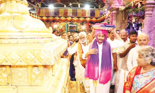 திருப்பதி ஏழுமலையான் கோவிலில் பிரம்மோற்சவ விழா: முதல்-மந்திரி சாமி தரிசனம் திருப்பதி ஏழுமலையான் கோவிலில் பிரம்மோற்சவ விழா: முதல்-மந்திரி சாமி தரிசனம்