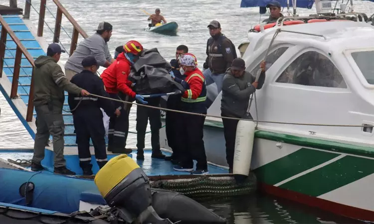 ஈகுவடாரில் சுற்றுலா படகு கடலில் கவிழ்ந்தது; 4 பேர் பலி ஈகுவடாரில் சுற்றுலா படகு கடலில் கவிழ்ந்தது; 4 பேர் பலி