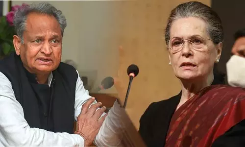 அசோக் கெலாட் மீது சோனியாகாந்தி கடும் அதிருப்தி; தலைவர் பதவிக்கு கார்கே உள்ளிட்டவர்கள் பெயர் பரிசீலனை அசோக் கெலாட் மீது சோனியாகாந்தி கடும் அதிருப்தி; தலைவர் பதவிக்கு கார்கே உள்ளிட்டவர்கள் பெயர் பரிசீலனை