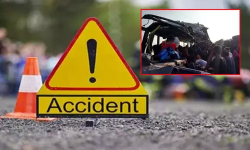 உத்தர பிரதேசம்:  லாரி, பஸ் மோதலில் 8 பேர் பலி; 25 பேர் காயம்