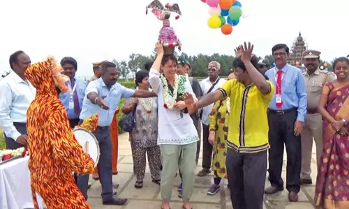 மாமல்லபுரம் கடற்கரை கோவில் வளாகத்தில் ஆட்டம், பாட்டம் கொண்டாட்டத்துடன் களை கட்டிய சுற்றுலா தின விழா - தலையில் கரகம் வைத்து ஆடிப்பாடிய வெளிநாட்டு பெண்