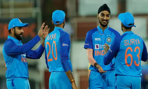 முதல் டி20 போட்டி: அர்ஷ்தீப் பந்துவீச்சில் தென் ஆப்பிரிக்க அணி திணறல்- 4 வீரர்கள் டக்-அவுட்