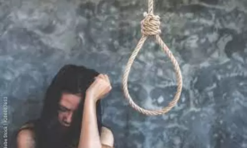 திங்களூர் அருகே  தூக்குப்போட்டு வடமாநில பெண் தற்கொலை