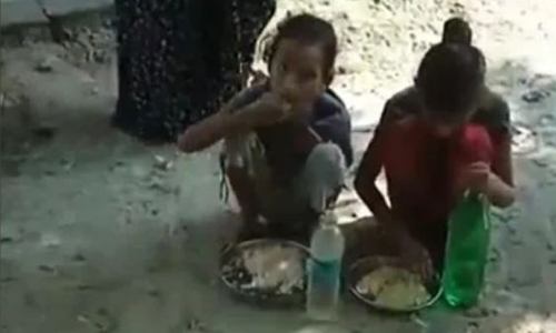 உ.பி. பள்ளி மாணவர்களுக்கு மதிய உணவாக வழங்கப்பட்ட வெறும் சாதமும், உப்பும்: தலைமையாசிரியர் சஸ்பெண்ட்