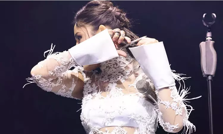 நிகழ்ச்சி மேடையில் தலைமுடியை வெட்டி ஹிஜாப் போராட்டத்திற்கு ஆதரவு தெரிவித்த துருக்கி பாடகி நிகழ்ச்சி மேடையில் தலைமுடியை வெட்டி ஹிஜாப் போராட்டத்திற்கு ஆதரவு தெரிவித்த துருக்கி பாடகி