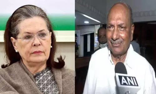 ஏ.கே.அந்தோணியுடன் சோனியா திடீர் சந்திப்பு - காங்கிரஸ் தலைவர் தேர்தல் குறித்து ஆலோசனை