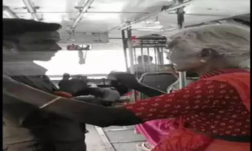 அரசு டவுன் பஸ்சில் பணம் கொடுத்து டிக்கெட் கேட்டு அடம் பிடித்த மூதாட்டி