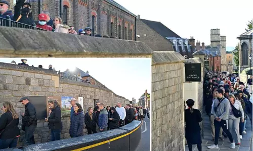 ராணி 2ஆம் எலிசபெத் வாழ்ந்த வின்ட்சர் கோட்டை மீண்டும் திறப்பு: நீண்ட வரிசையில் நின்று ஆர்வத்துடன் பார்வையிட்ட மக்கள்!