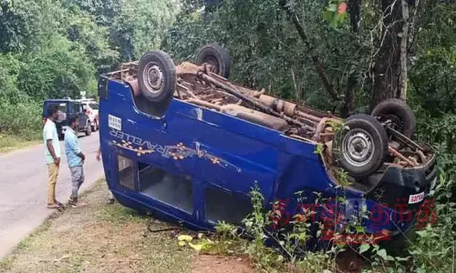 சிர்சி அருகே போலீஸ் வேன் கவிழ்ந்தது; 5 பேர் படுகாயம்