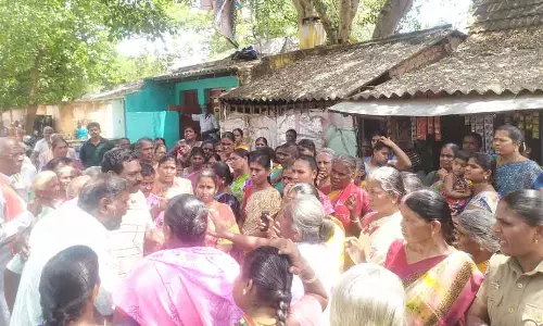 ஊராட்சி மன்ற அலுவலகத்தை முற்றுகையிட்ட பெண்கள் ஊராட்சி மன்ற அலுவலகத்தை முற்றுகையிட்ட பெண்கள்