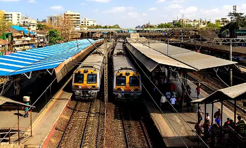 வசாய் ரெயில் நிலையம் அருகே விபசார அழகிகளின் தொல்லை அதிகரிப்பு- காவல் துறை கடமையாற்றுமா?