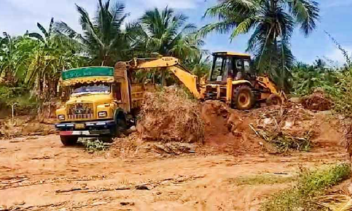 பொக்லைன், லாரியுடன் தப்பி ஓட்டம்