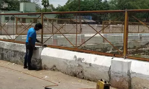 தடுப்புக்கம்பி அமைக்கும் பணி