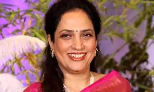 ஏக்நாத் ஷிண்டே நடத்தி வரும் நவராத்திரி மண்டலில் தரிசனம் செய்த ராஷ்மி தாக்கரே- அரசியலில் திடீர் பரபரப்பு