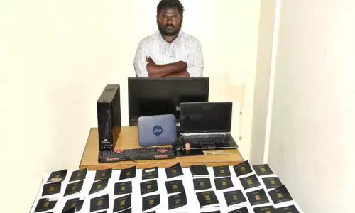 வெளிநாட்டில் வேலை வாங்கி தருவதாக ரூ.1 லட்சம் மோசடி வாலிபர் கைது; 45 போலி பாஸ்போர்ட்டுகள் பறிமுதல் வெளிநாட்டில் வேலை வாங்கி தருவதாக ரூ.1 லட்சம் மோசடி வாலிபர் கைது; 45 போலி பாஸ்போர்ட்டுகள் பறிமுதல்