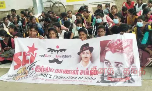 மாணவர்கள் காத்திருப்பு போராட்டம் மாணவர்கள் காத்திருப்பு போராட்டம்