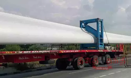 காற்றாலை இறக்கையை ஏற்றி வந்த லாரியால் போக்குவரத்து பாதிப்பு காற்றாலை இறக்கையை ஏற்றி வந்த லாரியால் போக்குவரத்து பாதிப்பு