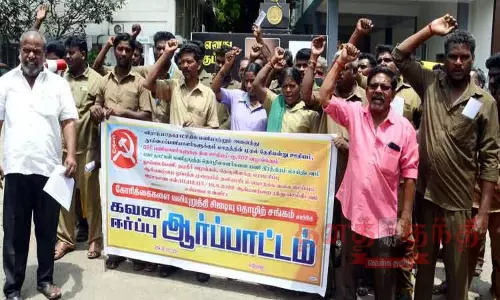 ஈரோட்டில்  தூய்மை பணியாளர்கள் ஆர்ப்பாட்டம்