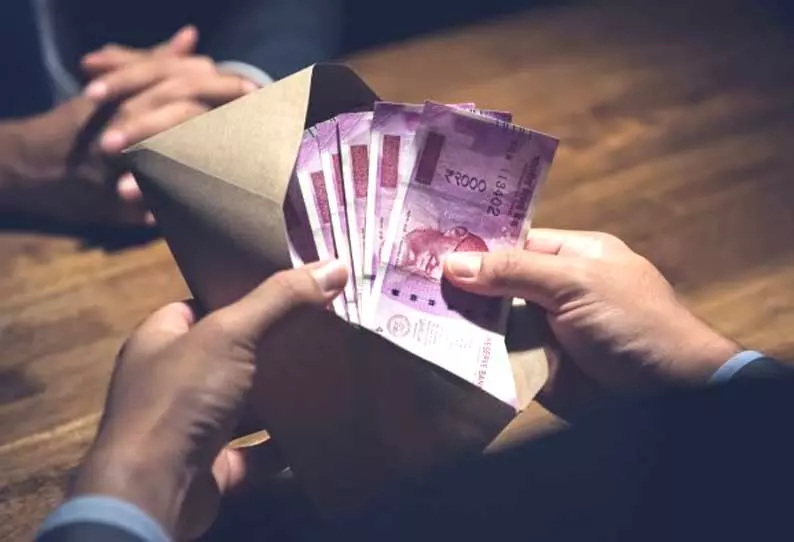 கல்லூரியில் சீட் வழங்க 11 மாணவர்களிடம் லஞ்சம்- பேராசிரியர் உள்பட 4 பேர் கைது கல்லூரியில் சீட் வழங்க 11 மாணவர்களிடம் லஞ்சம்- பேராசிரியர் உள்பட 4 பேர் கைது