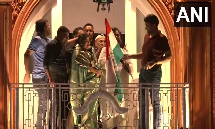 கொல்கத்தா: லார்ட்ஸ் பால்கனியை திறந்து வைத்து தேசிய கொடியை அசைத்த சவுரவ் கங்குலி..!! கொல்கத்தா: லார்ட்ஸ் பால்கனியை திறந்து வைத்து தேசிய கொடியை அசைத்த சவுரவ் கங்குலி..!!