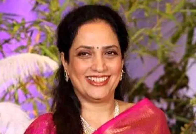 ஏக்நாத் ஷிண்டே நடத்தி வரும் நவராத்திரி மண்டலில் தரிசனம் செய்த ராஷ்மி தாக்கரே- அரசியலில் திடீர் பரபரப்பு