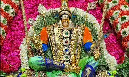 குலசை தசரா திருவிழா: முத்தாரம்மன் இன்று காமதேனு வாகனத்தில் பவனி