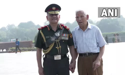 முப்படைகளின் தலைமை தளபதி அனில் சவுகான் தேசிய போர் நினைவிடத்தில் மரியாதை!