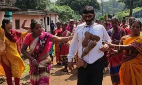 மாணவிகளுக்கு ஆபாச வீடியோ காட்டிய ஆசிரியருக்கு அடித்து-செருப்பு மாலை அணிவித்த பெற்றோர்கள் மாணவிகளுக்கு ஆபாச வீடியோ காட்டிய ஆசிரியருக்கு அடித்து-செருப்பு மாலை அணிவித்த பெற்றோர்கள்