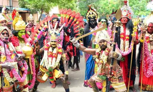 சாமி வேடம் அணிந்த பக்தர்கள்