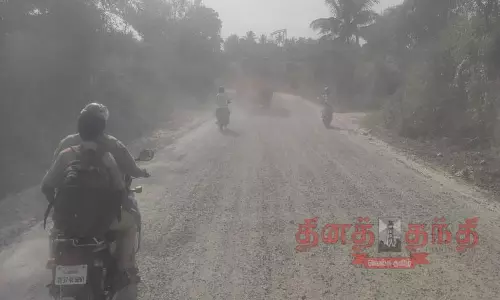 கிணத்துக்கடவில் புழுதி பறக்கும் சாலையால் வாகன ஓட்டிகள் திணறல்-விபத்து அபாயம் உள்ளதால் உரிய நடவடிக்கை எடுக்க வலியுறுத்தல்