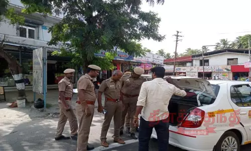 பெட்ரோல் குண்டு வீச்சு சம்பவம் எதிரொலி:நெகமத்தில் போலீசார் தீவிர வாகன சோதனை