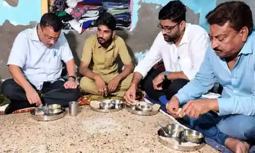 நான் பிரதமர் மோடியின் தீவிர ரசிகன்- கெஜ்ரிவாலை வீட்டுக்கு சாப்பிட அழைத்த ஆட்டோ டிரைவர் பேட்டி நான் பிரதமர் மோடியின் தீவிர ரசிகன்- கெஜ்ரிவாலை வீட்டுக்கு சாப்பிட அழைத்த ஆட்டோ டிரைவர் பேட்டி