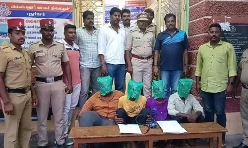 பள்ளி மாணவர்களுக்கு கஞ்சா விற்ற 4 பேர் கைது