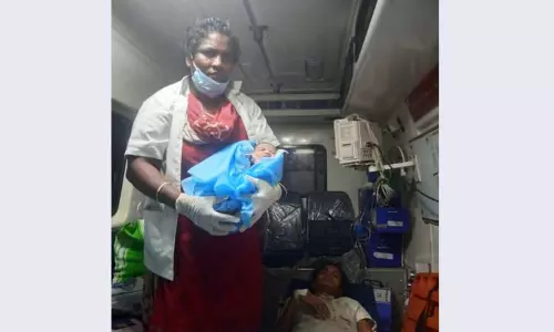 பெண்ணாடம் அருகே  ஆம்புலன்சில் பெண்ணுக்கு பிரசவம்  அழகான பெண் குழந்தை பிறந்தது