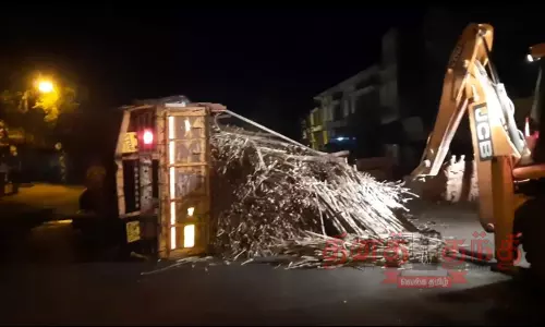சத்தியமங்கலத்தில் தாறுமாறாக ஓடிய லாரி தடுப்புச்சுவர் மீது மோதி கவிழ்ந்தது மதுபோதையில் விபத்தை ஏற்படுத்திய டிரைவர் கைது சத்தியமங்கலத்தில் தாறுமாறாக ஓடிய லாரி தடுப்புச்சுவர் மீது மோதி கவிழ்ந்தது மதுபோதையில் விபத்தை ஏற்படுத்திய டிரைவர் கைது