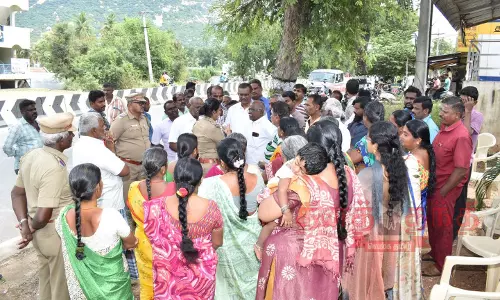 டாஸ்மாக் கடை திறக்க எதிர்ப்பு தெரிவித்து பொதுமக்கள் போராட்டம் டாஸ்மாக் கடை திறக்க எதிர்ப்பு தெரிவித்து பொதுமக்கள் போராட்டம்