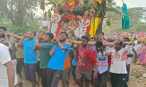 தளி அருகே கவுரம்மா கோவில் திருவிழா தோள்களில் தேரை சுமந்து வந்த பக்தர்கள் தளி அருகே கவுரம்மா கோவில் திருவிழா தோள்களில் தேரை சுமந்து வந்த பக்தர்கள்