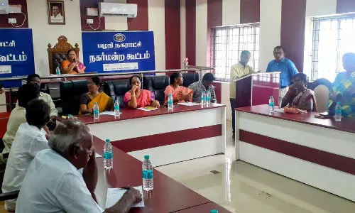 பழனியில் சாக்கடை கால்வாய்களை தூர்வார வேண்டும் பழனியில் சாக்கடை கால்வாய்களை தூர்வார வேண்டும்