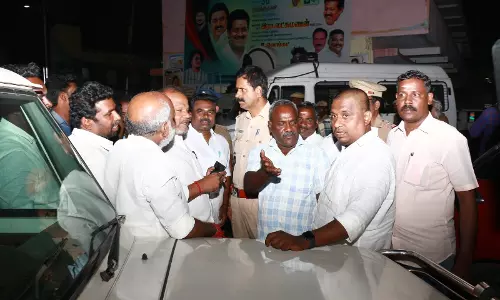 ஆவின் பாலகத்தை காலி செய்ய வந்த அதிகாரிகளிடம் அ தி மு க வினர் வாக்குவாதம் ஆவின் பாலகத்தை காலி செய்ய வந்த அதிகாரிகளிடம் அ தி மு க வினர் வாக்குவாதம்