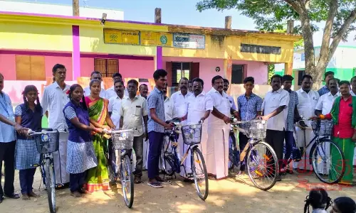 அரசு பள்ளி மாணவர்களுக்கு விலையில்லா சைக்கிள்