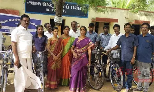 மாணவர்களுக்கு இலவச சைக்கிள்