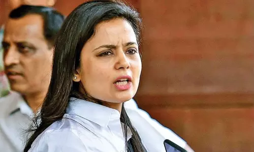 மஹா பஞ்சமி பண்டிகை நிகழ்ச்சியில் நடனமாடிய  பெண் எம்.பி.